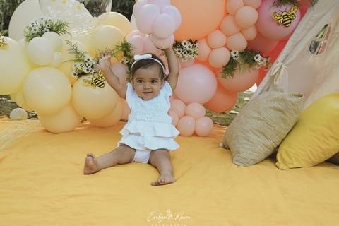 Ensaio de Acompanhamento de bebê. Evelyn Moura Fotografia. Fotógrafa em Niterói, Rio de Janeiro. Newborn. Festa infantil - Smash the cake - Smash the fruit - bebê - ensaio de 1 ano - viral - tema margarida - tema abelhinha '