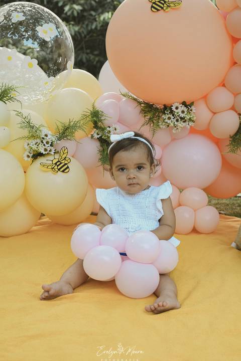 Ensaio de Acompanhamento de bebê. Evelyn Moura Fotografia. Fotógrafa em Niterói, Rio de Janeiro. Newborn. Festa infantil - Smash the cake - Smash the fruit - bebê - ensaio de 1 ano - viral - tema margarida - tema abelhinha '