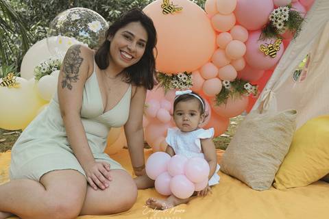 Ensaio de Acompanhamento de bebê. Evelyn Moura Fotografia. Fotógrafa em Niterói, Rio de Janeiro. Newborn. Festa infantil - Smash the cake - Smash the fruit - bebê - ensaio de 1 ano - viral - tema margarida - tema abelhinha '
