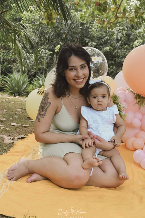 Ensaio de Acompanhamento de bebê. Evelyn Moura Fotografia. Fotógrafa em Niterói, Rio de Janeiro. Newborn. Festa infantil - Smash the cake - Smash the fruit - bebê - ensaio de 1 ano - viral - tema margarida - tema abelhinha '