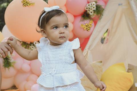 Ensaio de Acompanhamento de bebê. Evelyn Moura Fotografia. Fotógrafa em Niterói, Rio de Janeiro. Newborn. Festa infantil - Smash the cake - Smash the fruit - bebê - ensaio de 1 ano - viral - tema margarida - tema abelhinha '