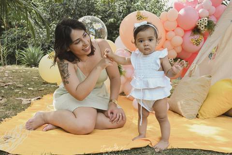 Ensaio de Acompanhamento de bebê. Evelyn Moura Fotografia. Fotógrafa em Niterói, Rio de Janeiro. Newborn. Festa infantil - Smash the cake - Smash the fruit - bebê - ensaio de 1 ano - viral - tema margarida - tema abelhinha '