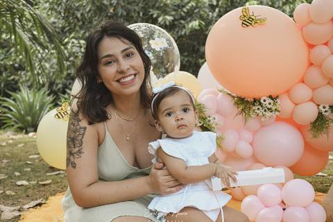 Ensaio de Acompanhamento de bebê. Evelyn Moura Fotografia. Fotógrafa em Niterói, Rio de Janeiro. Newborn. Festa infantil - Smash the cake - Smash the fruit - bebê - ensaio de 1 ano - viral - tema margarida - tema abelhinha '