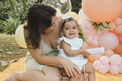 Ensaio de Acompanhamento de bebê. Evelyn Moura Fotografia. Fotógrafa em Niterói, Rio de Janeiro. Newborn. Festa infantil - Smash the cake - Smash the fruit - bebê - ensaio de 1 ano - viral - tema margarida - tema abelhinha '