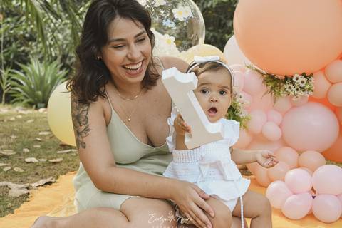 Ensaio de Acompanhamento de bebê. Evelyn Moura Fotografia. Fotógrafa em Niterói, Rio de Janeiro. Newborn. Festa infantil - Smash the cake - Smash the fruit - bebê - ensaio de 1 ano - viral - tema margarida - tema abelhinha '