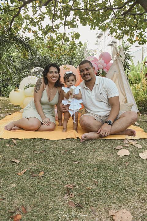 Ensaio de Acompanhamento de bebê. Evelyn Moura Fotografia. Fotógrafa em Niterói, Rio de Janeiro. Newborn. Festa infantil - Smash the cake - Smash the fruit - bebê - ensaio de 1 ano - viral - tema margarida - tema abelhinha '