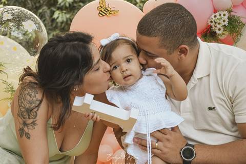 Ensaio de Acompanhamento de bebê. Evelyn Moura Fotografia. Fotógrafa em Niterói, Rio de Janeiro. Newborn. Festa infantil - Smash the cake - Smash the fruit - bebê - ensaio de 1 ano - viral - tema margarida - tema abelhinha '