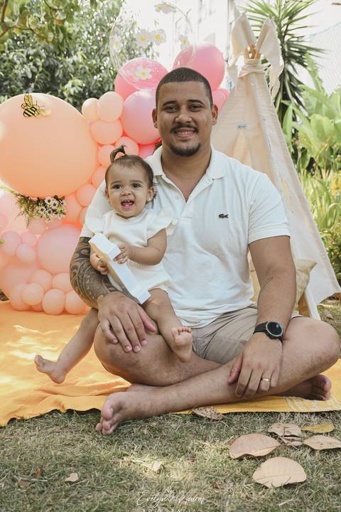 Ensaio de Acompanhamento de bebê. Evelyn Moura Fotografia. Fotógrafa em Niterói, Rio de Janeiro. Newborn. Festa infantil - Smash the cake - Smash the fruit - bebê - ensaio de 1 ano - viral - tema margarida - tema abelhinha '