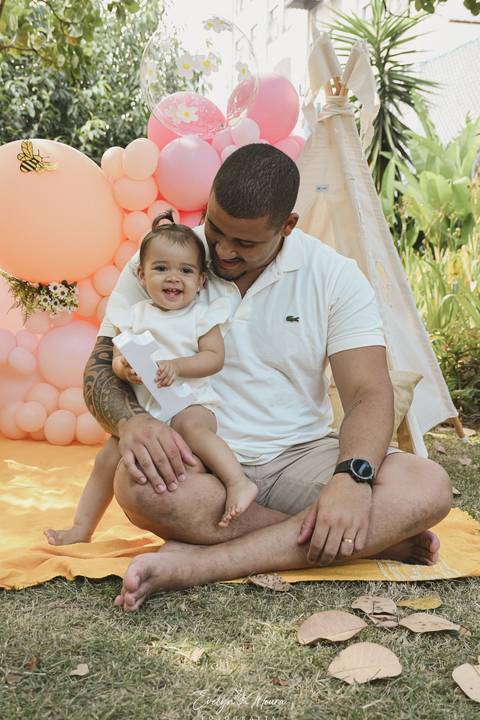 Ensaio de Acompanhamento de bebê. Evelyn Moura Fotografia. Fotógrafa em Niterói, Rio de Janeiro. Newborn. Festa infantil - Smash the cake - Smash the fruit - bebê - ensaio de 1 ano - viral - tema margarida - tema abelhinha '