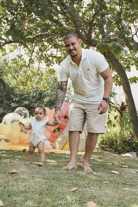 Ensaio de Acompanhamento de bebê. Evelyn Moura Fotografia. Fotógrafa em Niterói, Rio de Janeiro. Newborn. Festa infantil - Smash the cake - Smash the fruit - bebê - ensaio de 1 ano - viral - tema margarida - tema abelhinha '