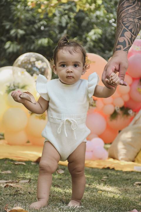Ensaio de Acompanhamento de bebê. Evelyn Moura Fotografia. Fotógrafa em Niterói, Rio de Janeiro. Newborn. Festa infantil - Smash the cake - Smash the fruit - bebê - ensaio de 1 ano - viral - tema margarida - tema abelhinha '