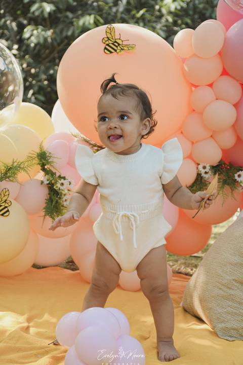 Ensaio de Acompanhamento de bebê. Evelyn Moura Fotografia. Fotógrafa em Niterói, Rio de Janeiro. Newborn. Festa infantil - Smash the cake - Smash the fruit - bebê - ensaio de 1 ano - viral - tema margarida - tema abelhinha '