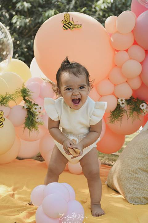 Ensaio de Acompanhamento de bebê. Evelyn Moura Fotografia. Fotógrafa em Niterói, Rio de Janeiro. Newborn. Festa infantil - Smash the cake - Smash the fruit - bebê - ensaio de 1 ano - viral - tema margarida - tema abelhinha '