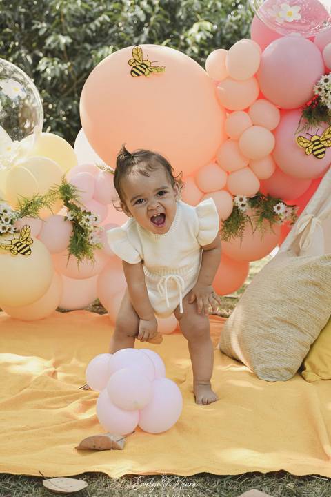 Ensaio de Acompanhamento de bebê. Evelyn Moura Fotografia. Fotógrafa em Niterói, Rio de Janeiro. Newborn. Festa infantil - Smash the cake - Smash the fruit - bebê - ensaio de 1 ano - viral - tema margarida - tema abelhinha '