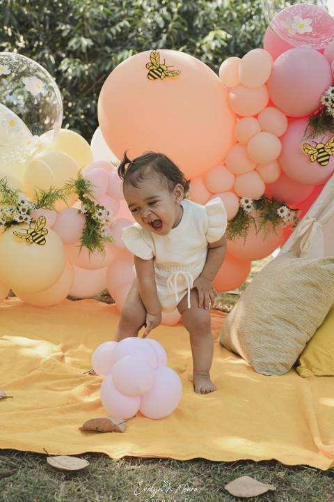 Ensaio de Acompanhamento de bebê. Evelyn Moura Fotografia. Fotógrafa em Niterói, Rio de Janeiro. Newborn. Festa infantil - Smash the cake - Smash the fruit - bebê - ensaio de 1 ano - viral - tema margarida - tema abelhinha '