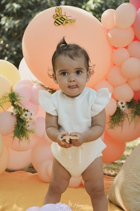 Ensaio de Acompanhamento de bebê. Evelyn Moura Fotografia. Fotógrafa em Niterói, Rio de Janeiro. Newborn. Festa infantil - Smash the cake - Smash the fruit - bebê - ensaio de 1 ano - viral - tema margarida - tema abelhinha '