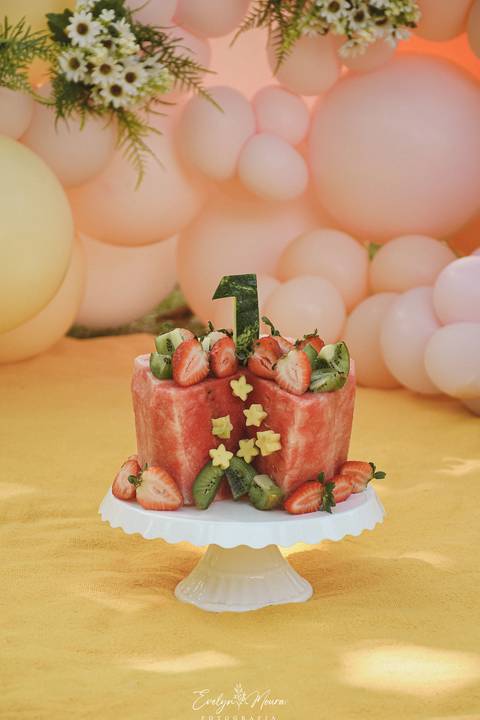 Ensaio de Acompanhamento de bebê. Evelyn Moura Fotografia. Fotógrafa em Niterói, Rio de Janeiro. Newborn. Festa infantil - Smash the cake - Smash the fruit - bebê - ensaio de 1 ano - viral - tema margarida - tema abelhinha '