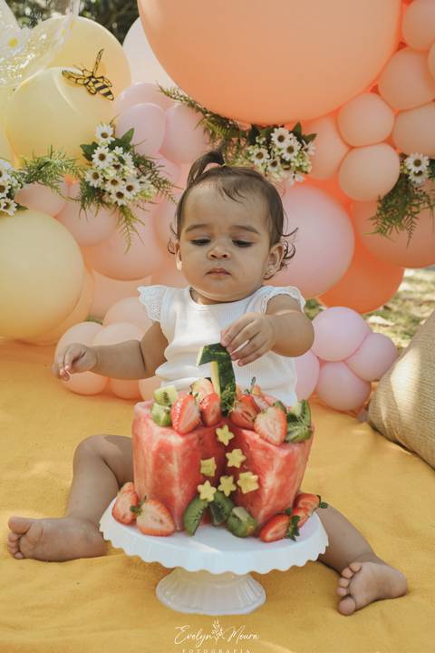 Ensaio de Acompanhamento de bebê. Evelyn Moura Fotografia. Fotógrafa em Niterói, Rio de Janeiro. Newborn. Festa infantil - Smash the cake - Smash the fruit - bebê - ensaio de 1 ano - viral - tema margarida - tema abelhinha '