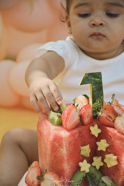 Ensaio de Acompanhamento de bebê. Evelyn Moura Fotografia. Fotógrafa em Niterói, Rio de Janeiro. Newborn. Festa infantil - Smash the cake - Smash the fruit - bebê - ensaio de 1 ano - viral - tema margarida - tema abelhinha '