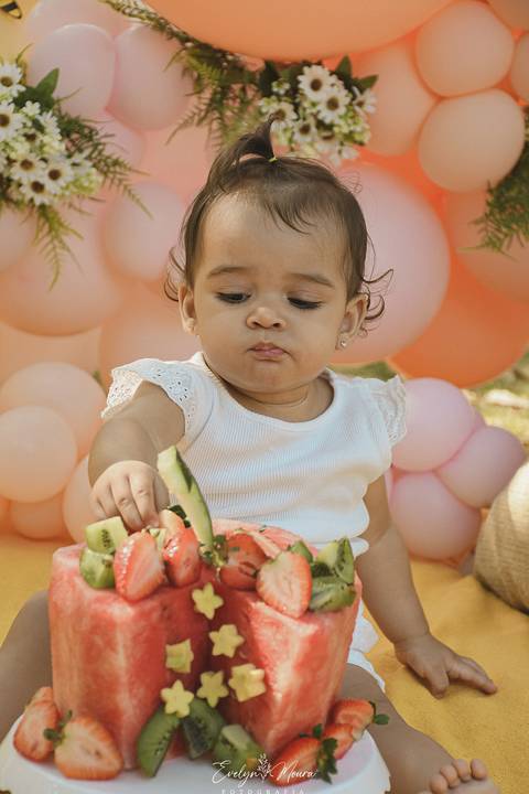 Ensaio de Acompanhamento de bebê. Evelyn Moura Fotografia. Fotógrafa em Niterói, Rio de Janeiro. Newborn. Festa infantil - Smash the cake - Smash the fruit - bebê - ensaio de 1 ano - viral - tema margarida - tema abelhinha '