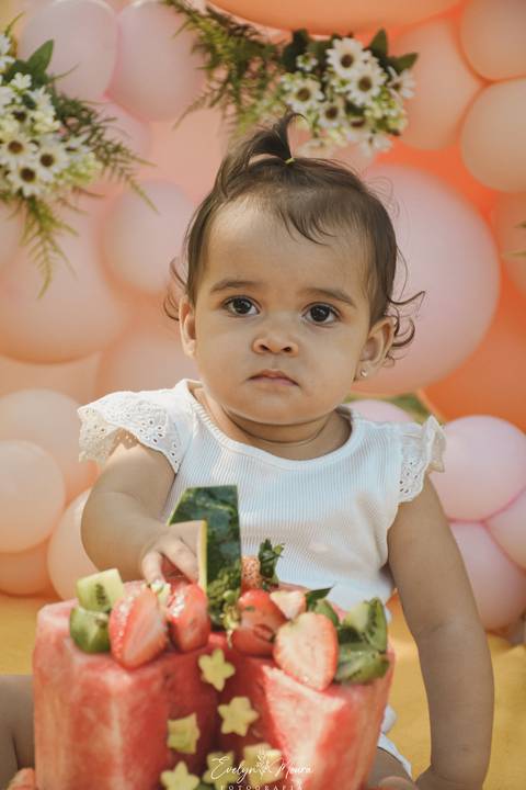 Ensaio de Acompanhamento de bebê. Evelyn Moura Fotografia. Fotógrafa em Niterói, Rio de Janeiro. Newborn. Festa infantil - Smash the cake - Smash the fruit - bebê - ensaio de 1 ano - viral - tema margarida - tema abelhinha '