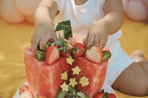 Ensaio de Acompanhamento de bebê. Evelyn Moura Fotografia. Fotógrafa em Niterói, Rio de Janeiro. Newborn. Festa infantil - Smash the cake - Smash the fruit - bebê - ensaio de 1 ano - viral - tema margarida - tema abelhinha '