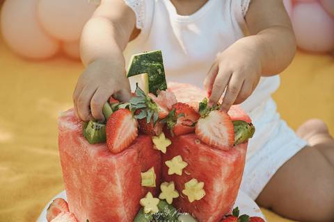 Ensaio de Acompanhamento de bebê. Evelyn Moura Fotografia. Fotógrafa em Niterói, Rio de Janeiro. Newborn. Festa infantil - Smash the cake - Smash the fruit - bebê - ensaio de 1 ano - viral - tema margarida - tema abelhinha '
