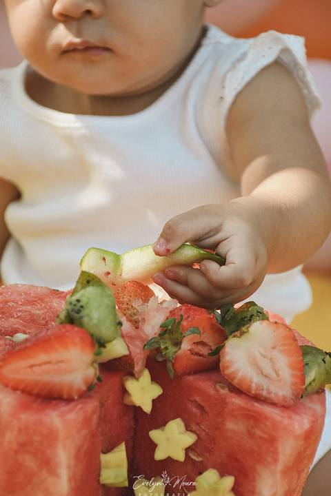 Ensaio de Acompanhamento de bebê. Evelyn Moura Fotografia. Fotógrafa em Niterói, Rio de Janeiro. Newborn. Festa infantil - Smash the cake - Smash the fruit - bebê - ensaio de 1 ano - viral - tema margarida - tema abelhinha '
