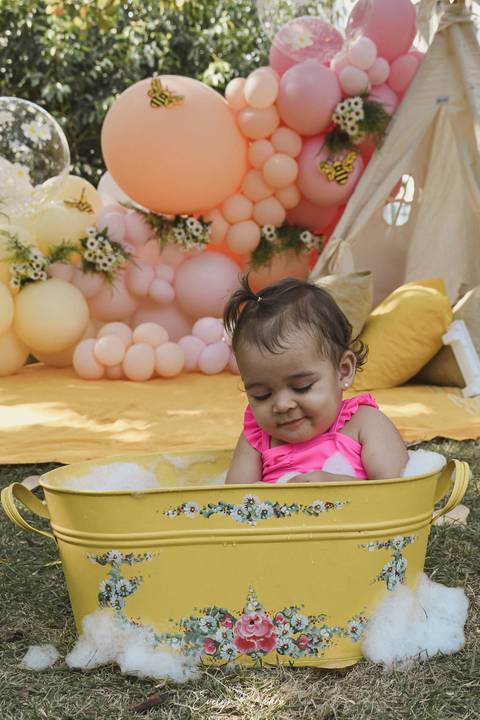 Ensaio de Acompanhamento de bebê. Evelyn Moura Fotografia. Fotógrafa em Niterói, Rio de Janeiro. Newborn. Festa infantil - Smash the cake - Smash the fruit - bebê - ensaio de 1 ano - viral - tema margarida - tema abelhinha '