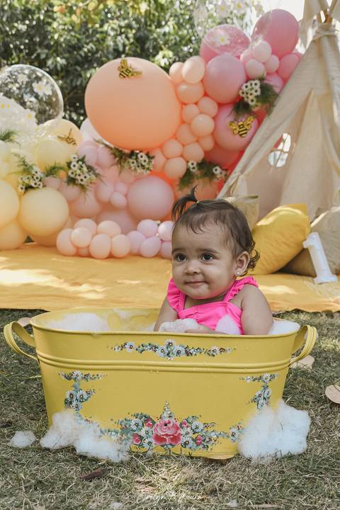 Ensaio de Acompanhamento de bebê. Evelyn Moura Fotografia. Fotógrafa em Niterói, Rio de Janeiro. Newborn. Festa infantil - Smash the cake - Smash the fruit - bebê - ensaio de 1 ano - viral - tema margarida - tema abelhinha '