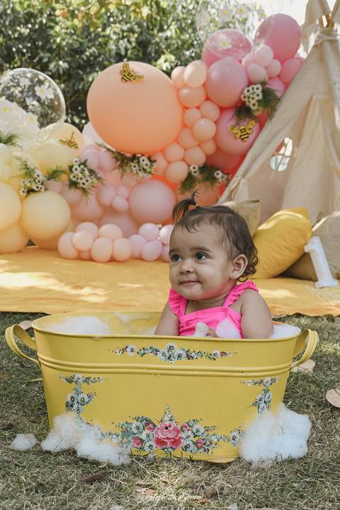 Ensaio de Acompanhamento de bebê. Evelyn Moura Fotografia. Fotógrafa em Niterói, Rio de Janeiro. Newborn. Festa infantil - Smash the cake - Smash the fruit - bebê - ensaio de 1 ano - viral - tema margarida - tema abelhinha '