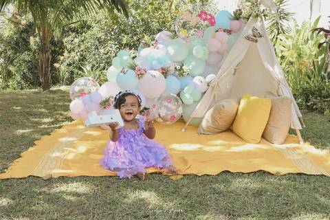 Ensaio de Acompanhamento de bebê. Evelyn Moura Fotografia. Fotógrafa em Niterói, Rio de Janeiro. Newborn. Festa infantil - Smash the cake - Smash the fruit - bebê - ensaio de 1 ano - viral - tema margarida - tema floresta encantada'