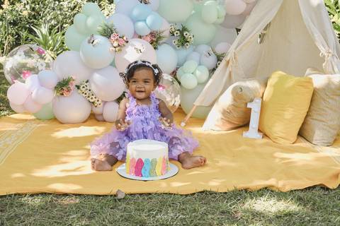 Ensaio de Acompanhamento de bebê. Evelyn Moura Fotografia. Fotógrafa em Niterói, Rio de Janeiro. Newborn. Festa infantil - Smash the cake - Smash the fruit - bebê - ensaio de 1 ano - viral - tema margarida - tema floresta encantada'