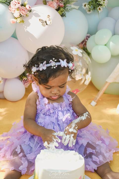 Ensaio de Acompanhamento de bebê. Evelyn Moura Fotografia. Fotógrafa em Niterói, Rio de Janeiro. Newborn. Festa infantil - Smash the cake - Smash the fruit - bebê - ensaio de 1 ano - viral - tema margarida - tema floresta encantada'