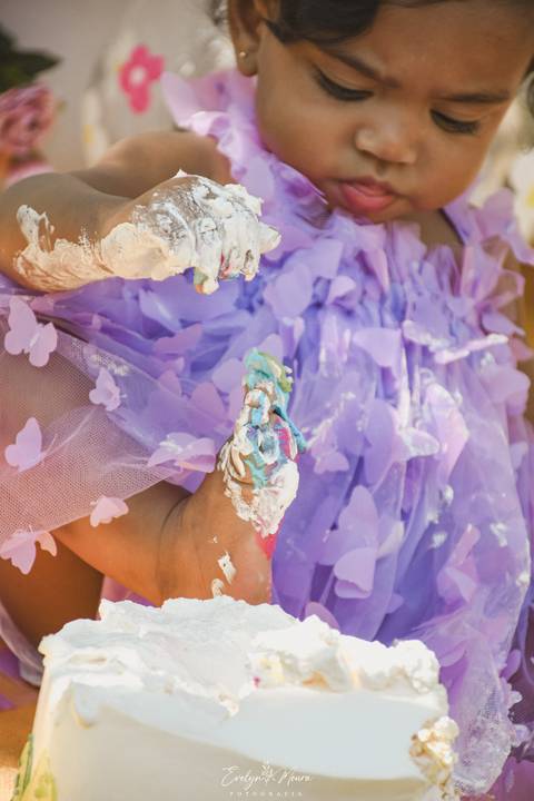 Ensaio de Acompanhamento de bebê. Evelyn Moura Fotografia. Fotógrafa em Niterói, Rio de Janeiro. Newborn. Festa infantil - Smash the cake - Smash the fruit - bebê - ensaio de 1 ano - viral - tema margarida - tema floresta encantada'