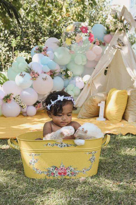 Ensaio de Acompanhamento de bebê. Evelyn Moura Fotografia. Fotógrafa em Niterói, Rio de Janeiro. Newborn. Festa infantil - Smash the cake - Smash the fruit - bebê - ensaio de 1 ano - viral - tema margarida - tema floresta encantada'