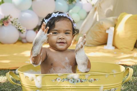 Ensaio de Acompanhamento de bebê. Evelyn Moura Fotografia. Fotógrafa em Niterói, Rio de Janeiro. Newborn. Festa infantil - Smash the cake - Smash the fruit - bebê - ensaio de 1 ano - viral - tema margarida - tema floresta encantada'