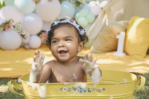 Ensaio de Acompanhamento de bebê. Evelyn Moura Fotografia. Fotógrafa em Niterói, Rio de Janeiro. Newborn. Festa infantil - Smash the cake - Smash the fruit - bebê - ensaio de 1 ano - viral - tema margarida - tema floresta encantada'