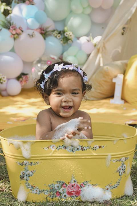Ensaio de Acompanhamento de bebê. Evelyn Moura Fotografia. Fotógrafa em Niterói, Rio de Janeiro. Newborn. Festa infantil - Smash the cake - Smash the fruit - bebê - ensaio de 1 ano - viral - tema margarida - tema floresta encantada'
