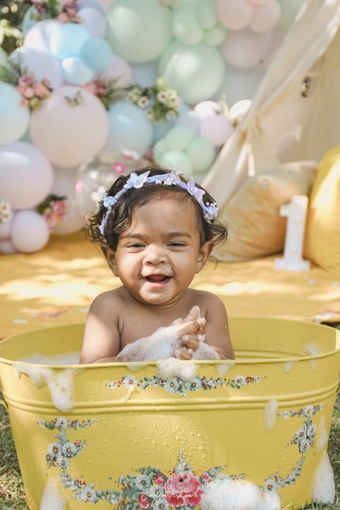 Ensaio de Acompanhamento de bebê. Evelyn Moura Fotografia. Fotógrafa em Niterói, Rio de Janeiro. Newborn. Festa infantil - Smash the cake - Smash the fruit - bebê - ensaio de 1 ano - viral - tema margarida - tema floresta encantada'