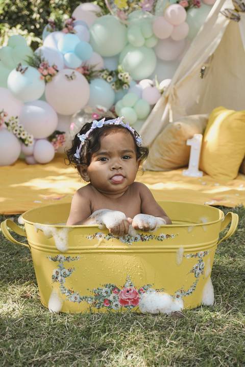 Ensaio de Acompanhamento de bebê. Evelyn Moura Fotografia. Fotógrafa em Niterói, Rio de Janeiro. Newborn. Festa infantil - Smash the cake - Smash the fruit - bebê - ensaio de 1 ano - viral - tema margarida - tema floresta encantada'