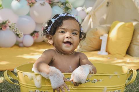 Ensaio de Acompanhamento de bebê. Evelyn Moura Fotografia. Fotógrafa em Niterói, Rio de Janeiro. Newborn. Festa infantil - Smash the cake - Smash the fruit - bebê - ensaio de 1 ano - viral - tema margarida - tema floresta encantada'
