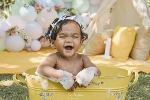 Ensaio de Acompanhamento de bebê. Evelyn Moura Fotografia. Fotógrafa em Niterói, Rio de Janeiro. Newborn. Festa infantil - Smash the cake - Smash the fruit - bebê - ensaio de 1 ano - viral - tema margarida - tema floresta encantada'