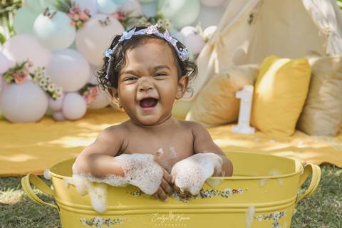 Ensaio de Acompanhamento de bebê. Evelyn Moura Fotografia. Fotógrafa em Niterói, Rio de Janeiro. Newborn. Festa infantil - Smash the cake - Smash the fruit - bebê - ensaio de 1 ano - viral - tema margarida - tema floresta encantada'