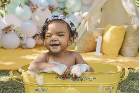 Ensaio de Acompanhamento de bebê. Evelyn Moura Fotografia. Fotógrafa em Niterói, Rio de Janeiro. Newborn. Festa infantil - Smash the cake - Smash the fruit - bebê - ensaio de 1 ano - viral - tema margarida - tema floresta encantada'