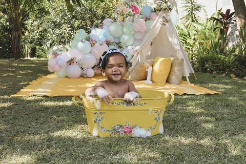 Ensaio de Acompanhamento de bebê. Evelyn Moura Fotografia. Fotógrafa em Niterói, Rio de Janeiro. Newborn. Festa infantil - Smash the cake - Smash the fruit - bebê - ensaio de 1 ano - viral - tema margarida - tema floresta encantada'