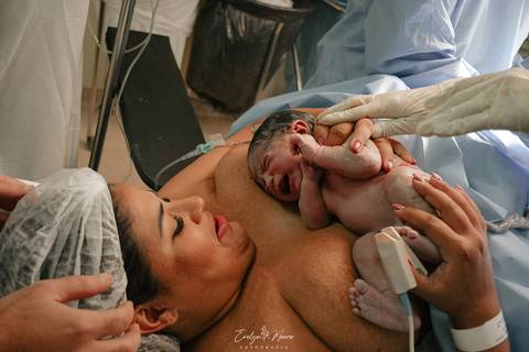 Fotografia de Parto - Newborn - Evelyn Moura Fotografia em Niterói, Rio de Janeiro - ensaio infantil - newborn de recém nascido - partos - parto em niteroi - registro de parto - maternidade são francisco - doce nascer - parto humanizado - andrea barbosa '