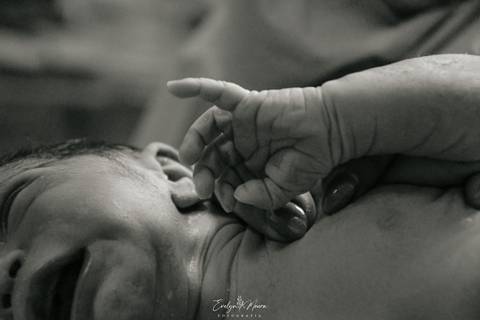 Fotografia de Parto - Newborn - Evelyn Moura Fotografia em Niterói, Rio de Janeiro - ensaio infantil - newborn de recém nascido - partos - parto em niteroi - registro de parto - maternidade são francisco - doce nascer - parto humanizado - andrea barbosa '