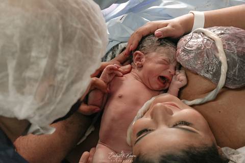 Fotografia de Parto - Newborn - Evelyn Moura Fotografia em Niterói, Rio de Janeiro - ensaio infantil - newborn de recém nascido - partos - parto em niteroi - registro de parto - maternidade são francisco - doce nascer - parto humanizado - andrea barbosa '