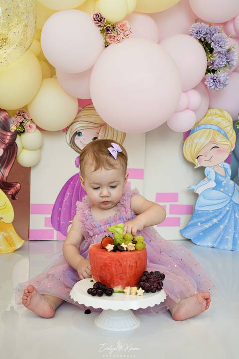 Ensaio de Acompanhamento de bebê. Evelyn Moura Fotografia. Fotógrafa em Niterói, Rio de Janeiro. Newborn. Festa infantil - Smash the cake - Smash the fruit - bebê - ensaio de 1 ano - viral - disney - festa de aniversário - princesas cute - mikey - princes'